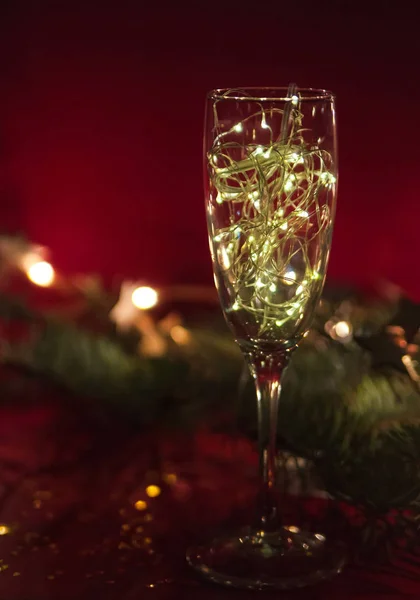 Gafas Vino Con Guirnalda Sobre Fondo Rojo Navidad —  Fotos de Stock