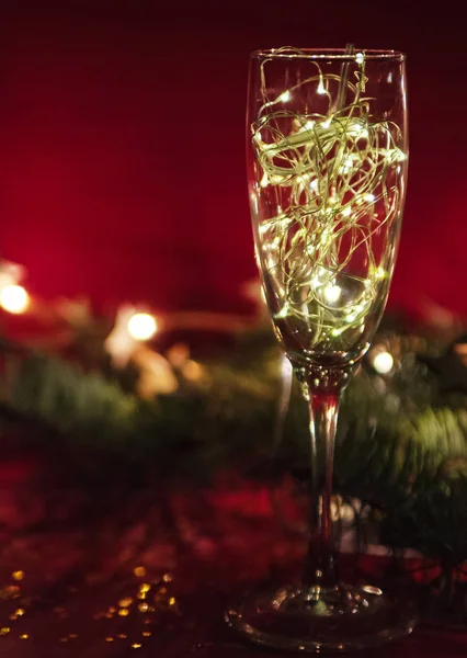 Bicchieri Vino Con Ghirlanda Sfondo Rosso Natale — Foto Stock