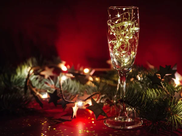 Gafas Vino Con Guirnalda Sobre Fondo Rojo Navidad —  Fotos de Stock