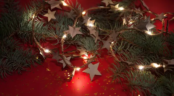 Weihnachtsgirlanden Auf Rotem Hintergrund — Stockfoto