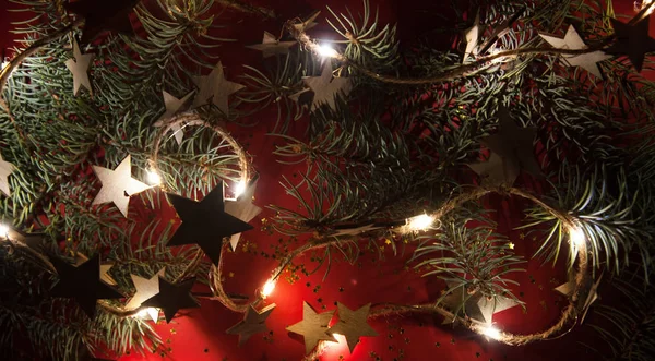 赤の背景にクリスマス ガーランド — ストック写真