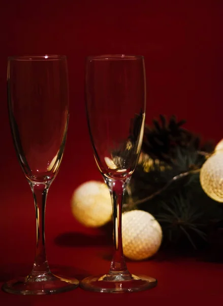 Wineglasses Κόκκινο Φόντο Χριστουγεννιάτικο — Φωτογραφία Αρχείου