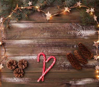 Noel ahşap arka plan garland ile. Düz yatıyordu.