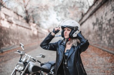 Motosiklet ile açık poz güzel motorcu kadın. 