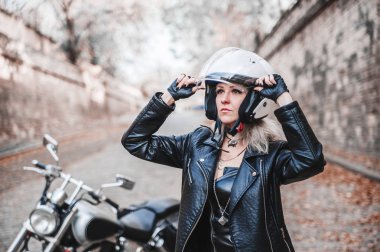 Motosiklet ile açık poz güzel motorcu kadın. 
