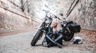 Motosiklet ile açık poz güzel motorcu kadın. 