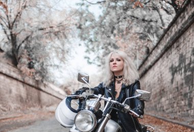 Motosiklet ile açık poz güzel motorcu kadın. 