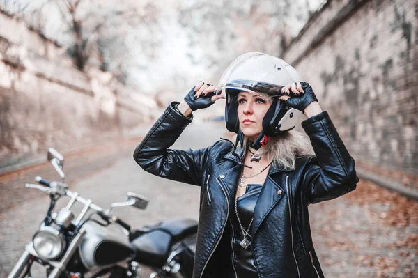 Mulher Bonita Motociclista Posando Livre Com Motocicleta — Fotografia de Stock