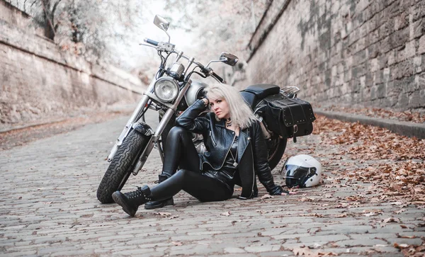 Bella Donna Motociclista Posa All Aperto Con Moto — Foto Stock