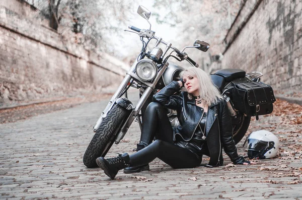 Hermosa Mujer Motorista Posando Aire Libre Con Motocicleta —  Fotos de Stock