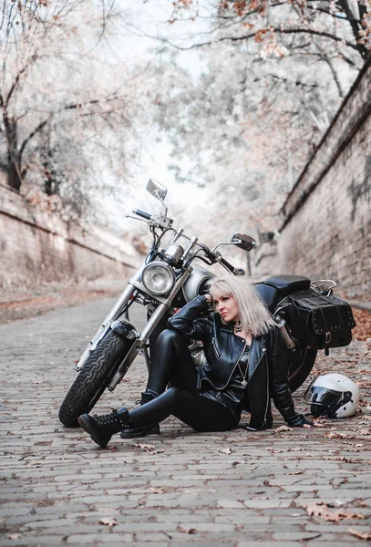 Biker Piękna Kobieta Stwarzających Zewnątrz Motocykla — Zdjęcie stockowe