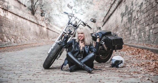 Hermosa Mujer Motorista Posando Aire Libre Con Motocicleta —  Fotos de Stock