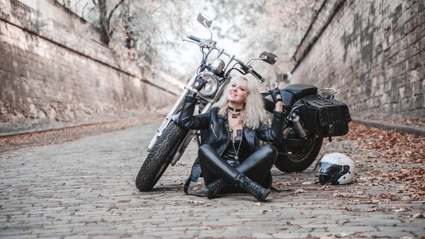 Biker Piękna Kobieta Stwarzających Zewnątrz Motocykla — Zdjęcie stockowe