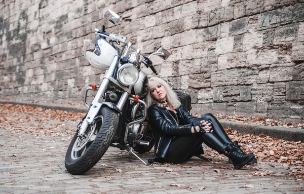 Mulher Bonita Motociclista Posando Livre Com Motocicleta — Fotografia de Stock