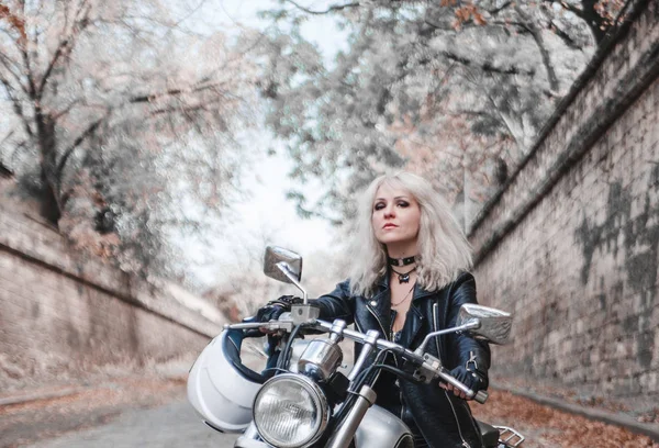 Hermosa Mujer Motorista Posando Aire Libre Con Motocicleta —  Fotos de Stock