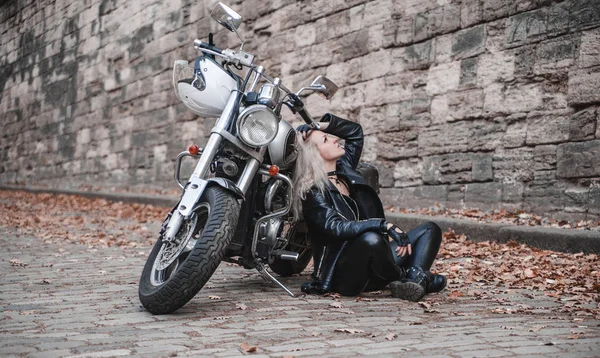 Hermosa Mujer Motorista Posando Aire Libre Con Motocicleta —  Fotos de Stock