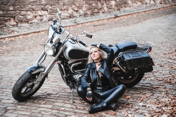 Belle Femme Motard Posant Plein Air Avec Moto — Photo