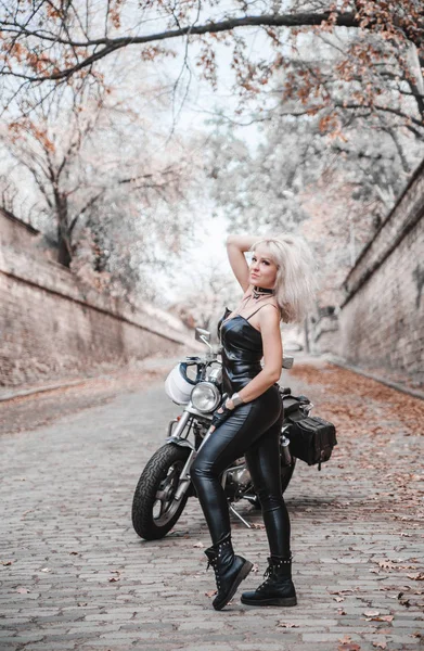 美しいバイクに乗る女性がオートバイで屋外ポーズ — ストック写真