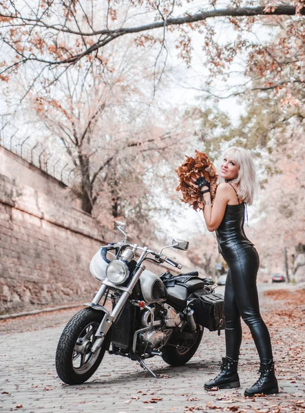 Belle Femme Motard Avec Feuilles Automne Plein Air — Photo