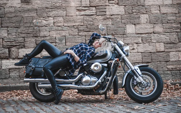 Красивая Байкерша Позирует Открытом Воздухе Мотоциклом — стоковое фото