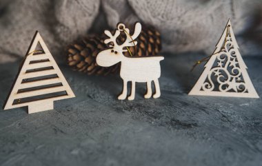 Taş zemin üzerine ahşap Noel oyuncaklar.