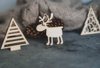 Taş zemin üzerine ahşap Noel oyuncaklar.