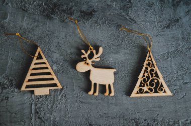 Taş zemin üzerine ahşap Noel oyuncaklar.