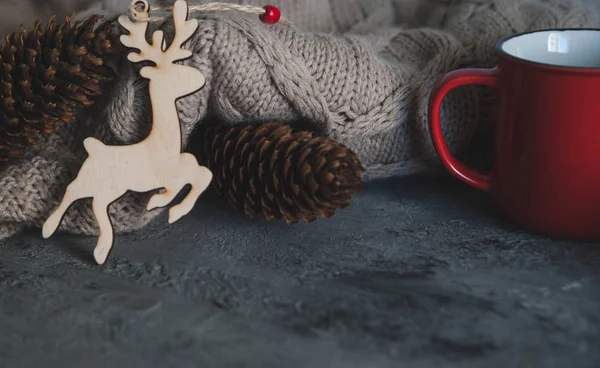 Set Navidad Taza Roja Juguetes Madera Sobre Fondo Piedra — Foto de Stock