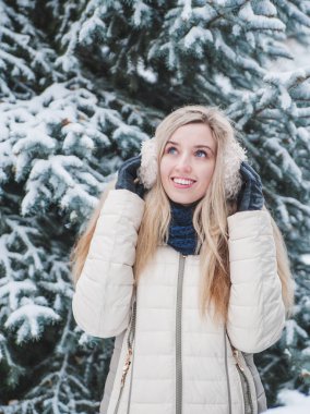 Güzel gülümseyen kadın kar açık ile eğlenceli vardır. Kış tatili.
