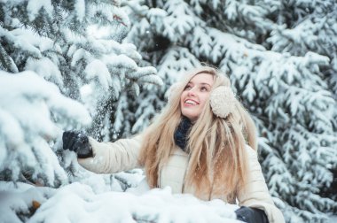 Güzel gülümseyen kadın kar açık ile eğlenceli vardır. Bir yaşam tarzı. Kış tatili.