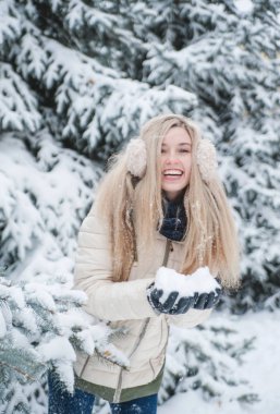 Güzel gülümseyen kadın kar açık ile eğlenceli vardır. Bir yaşam tarzı. Kış tatili.