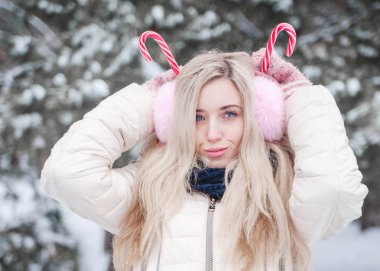 Sevimli Genç kız ile bir Noel şekerler. Mutlu kış tatili. 