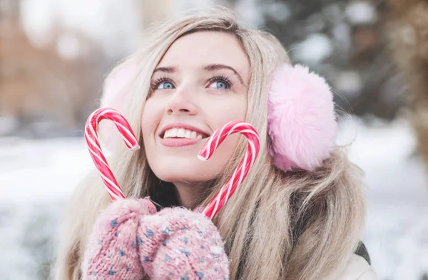 Menina Bonito Com Doces Natal Boas Férias Inverno — Fotografia de Stock