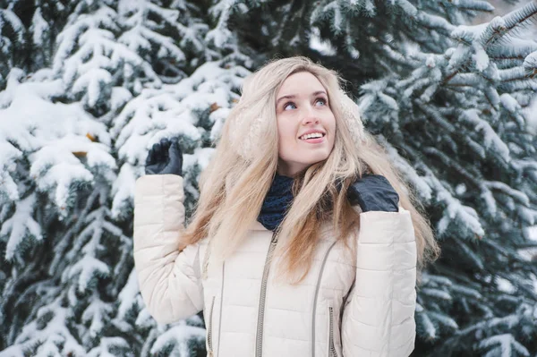 Hermosa Mujer Sonriente Tiene Una Diversión Con Nieve Aire Libre — Foto de Stock