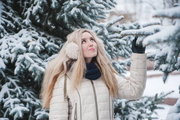 Όμορφη Χαμογελαστή Γυναίκα Έχει Ένα Διασκεδαστικό Χιόνι Εξωτερική Χειμερινές Διακοπές — Φωτογραφία Αρχείου