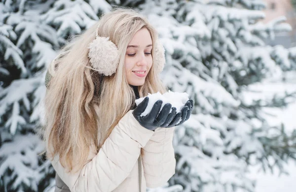 美丽的微笑的妇女有一个乐趣与雪户外 — 图库照片