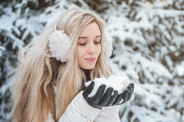 美しい笑顔の女性屋外雪と一緒に楽しくしています ライフ スタイル 冬の休日 — ストック写真