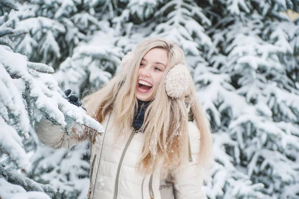 美しい笑顔の女性屋外雪と一緒に楽しくしています ライフ スタイル 冬の休日 — ストック写真