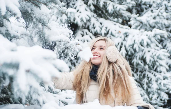 美しい笑顔の女性屋外雪と一緒に楽しくしています ライフ スタイル 冬の休日 — ストック写真