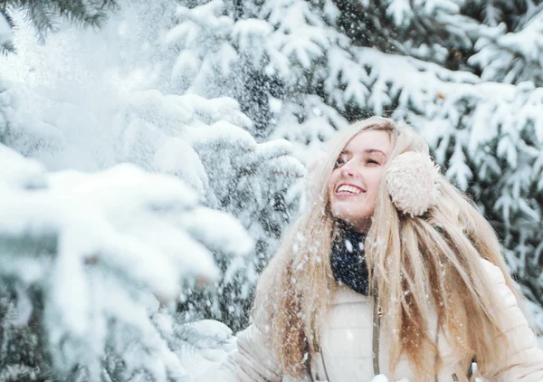 美しい笑顔の女性屋外雪と一緒に楽しくしています ライフ スタイル 冬の休日 — ストック写真