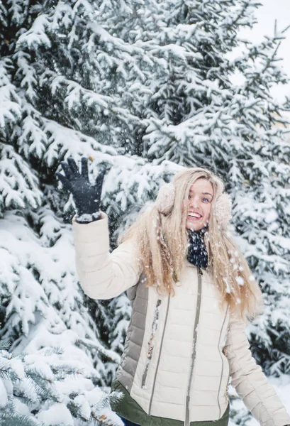 Красива Усміхнена Жінка Розважається Снігом Відкритому Повітрі Стиль Життя Зимові — стокове фото