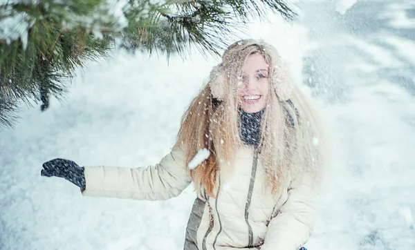 美しい笑顔の女性屋外雪と一緒に楽しくしています ライフ スタイル 冬の休日 — ストック写真
