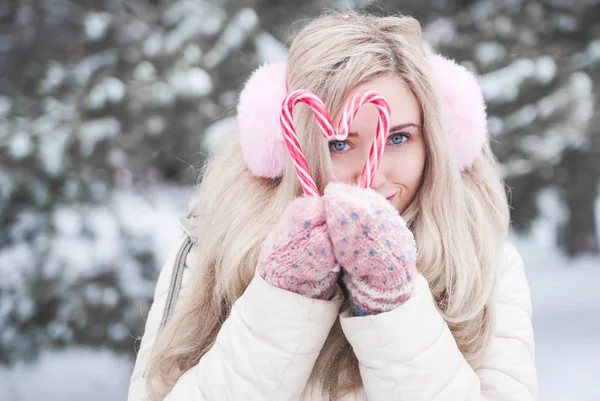 クリスマスのお菓子とかわいい若い女の子 幸せな冬の休日 — ストック写真
