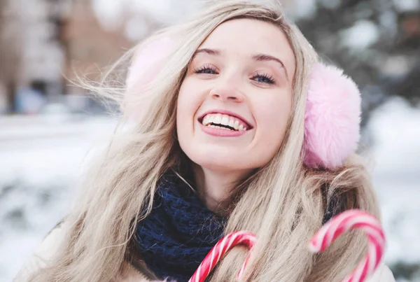 Linda Chica Joven Con Caramelos Navidad Felices Fiestas Invierno — Foto de Stock