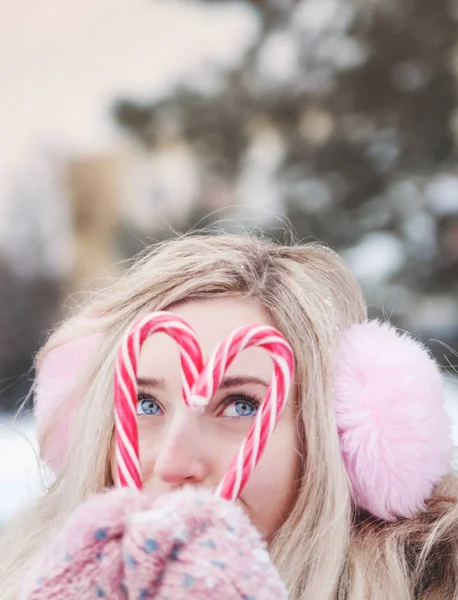 Menina Bonito Com Doces Natal Boas Férias Inverno — Fotografia de Stock