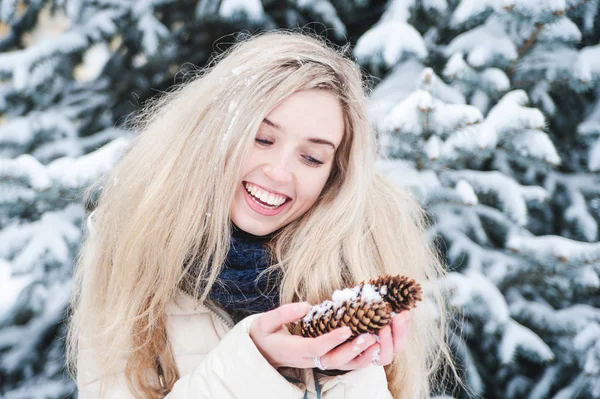 美しい笑顔の女性屋外雪と一緒に楽しくしています 冬の休日 — ストック写真