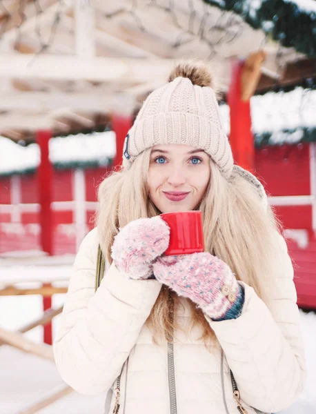 Uśmiechający Się Piękna Młoda Kobieta Napoje Gorące Kakao Odkryty Snowy — Zdjęcie stockowe