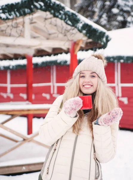 Χαμογελώντας Όμορφη Νεαρή Γυναίκα Πίνει Μια Εξωτερική Ζεστό Κακάο Χιονισμένο — Φωτογραφία Αρχείου