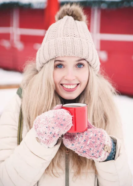 Χαμογελώντας Όμορφη Νεαρή Γυναίκα Πίνει Μια Εξωτερική Ζεστό Κακάο Χιονισμένο — Φωτογραφία Αρχείου