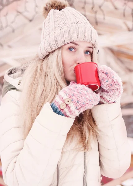 Усміхаючись Красива Молода Жінка Гаряче Какао Відкритому Повітрі Сніжна Погода — стокове фото
